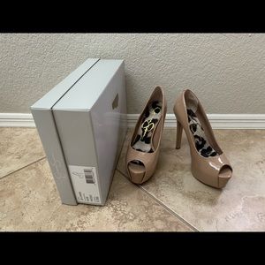 Jessica Simpson Nude Patent Pumps. Size 5.5